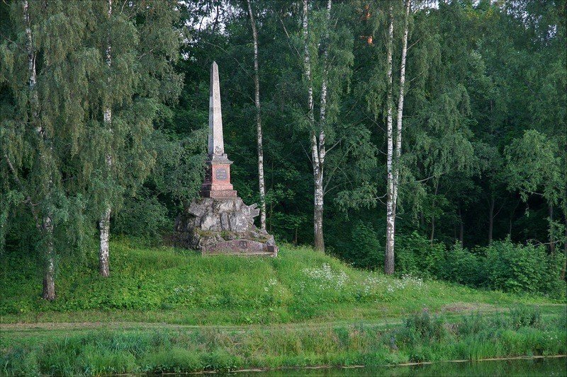 Обелиск основания Павловска