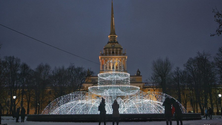 Новогоднюю иллюминацию начали отключать в Петербурге