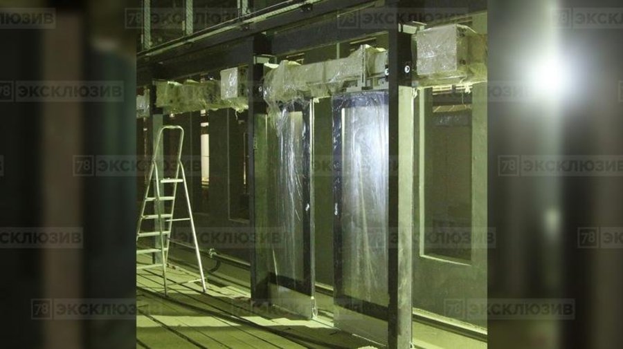 На «Новокрестовской» установили защитные двери, что уберегут пассажиров от падения