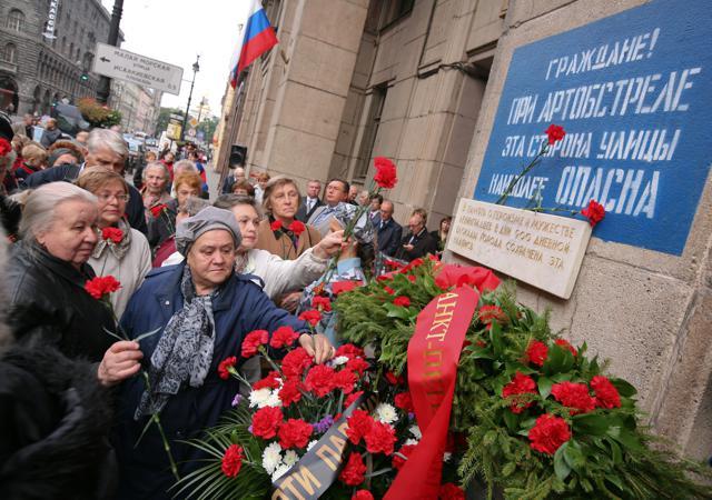 Возложение цветов к памятным местам