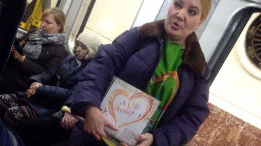 Петербуржцев в очередной раз призвали никому и никогда не подавать в метро — это вне закона, но по-прежнему практикуется