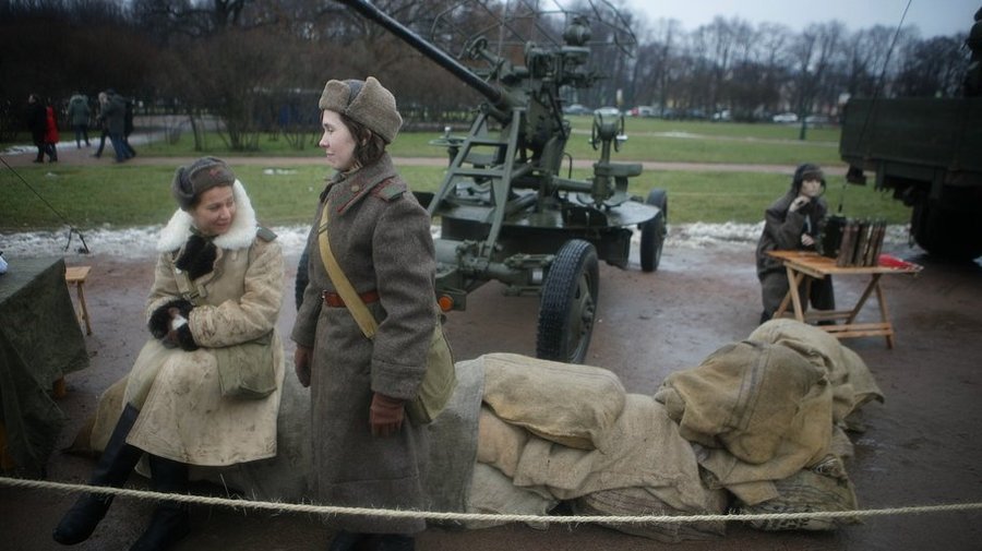 На Марсовом поле раскинулся военный лагерь с техникой времён Великой Отечественной войны