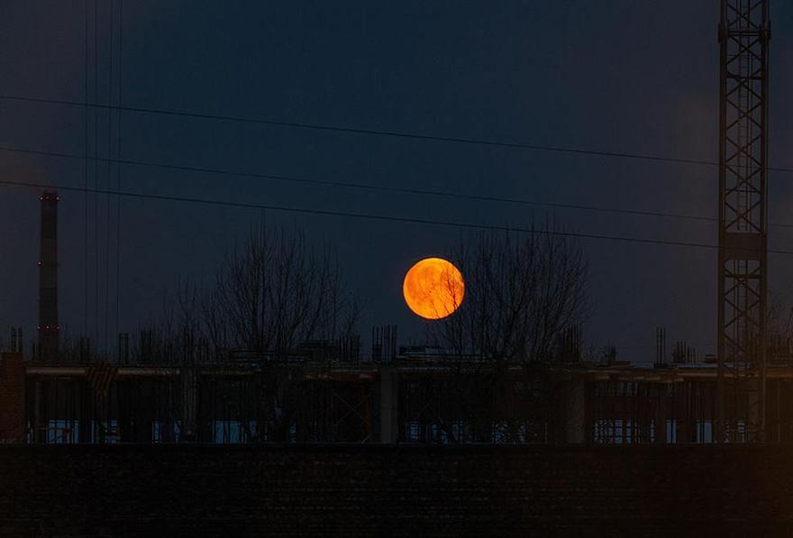 Почему сегодня луна оранжевая. Красная Луна СПБ 2022. Оранжевая Луна. Красная Луна над Питером. Огромная оранжевая Луна.