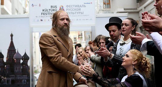 Выставка «Карнавал героев Достоевского»