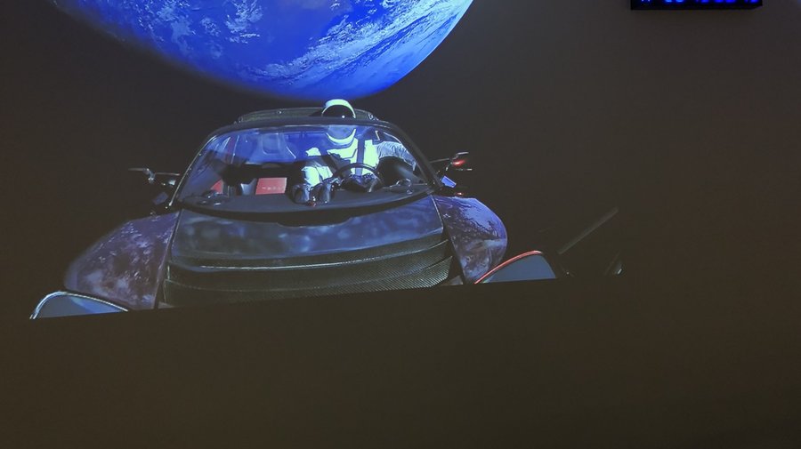 В космос запустили ракету с автомобилем Tesla и музыкой Дэвида Боуи на борту