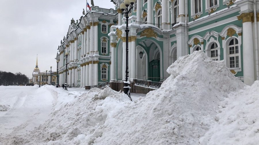 Петербуржцы строят горки из выпавшего снега 