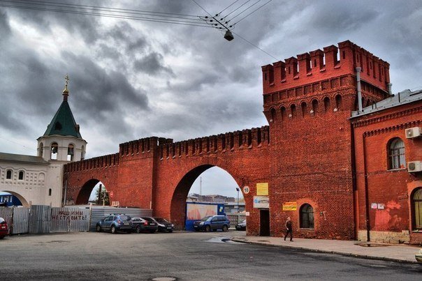 Кремлевская стена в центре Петербурга