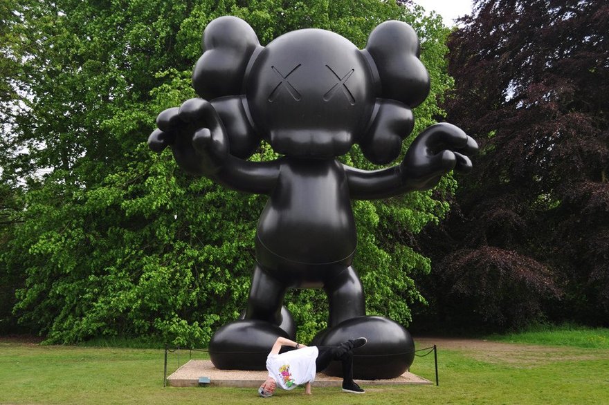 Эрмитаж отказался ставить резиновую скульптуру Микки-Мауса во дворе музея.