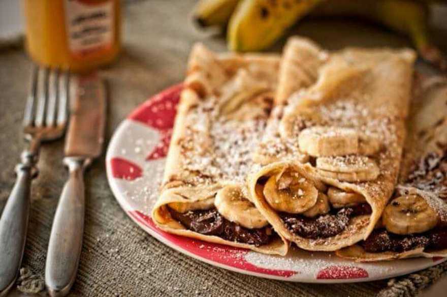 Блины на кефире с бананом, пастой Nutella и фисташками