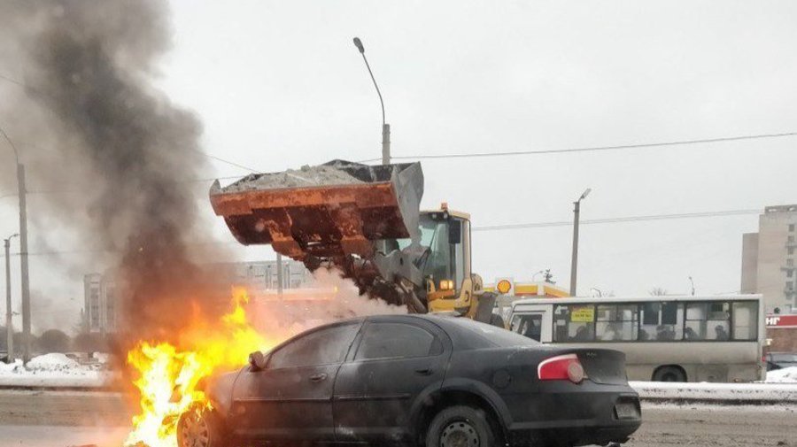 Снегоуборочная машина тушила горящее авто снегом