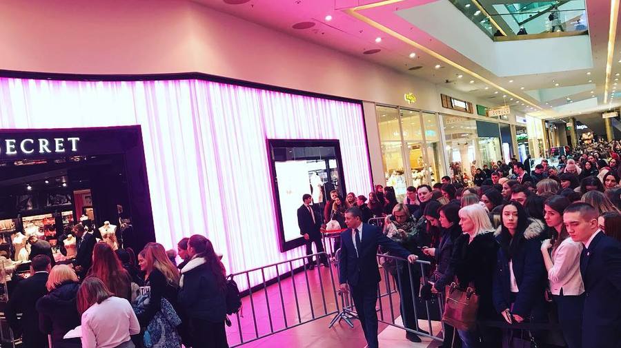 Чтобы заполучить сумку Victoria’s Secret, посвящённую Петербургу, выстроилась огромная очередь