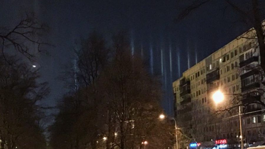 Световые столбы заметили в небе над Петербургом