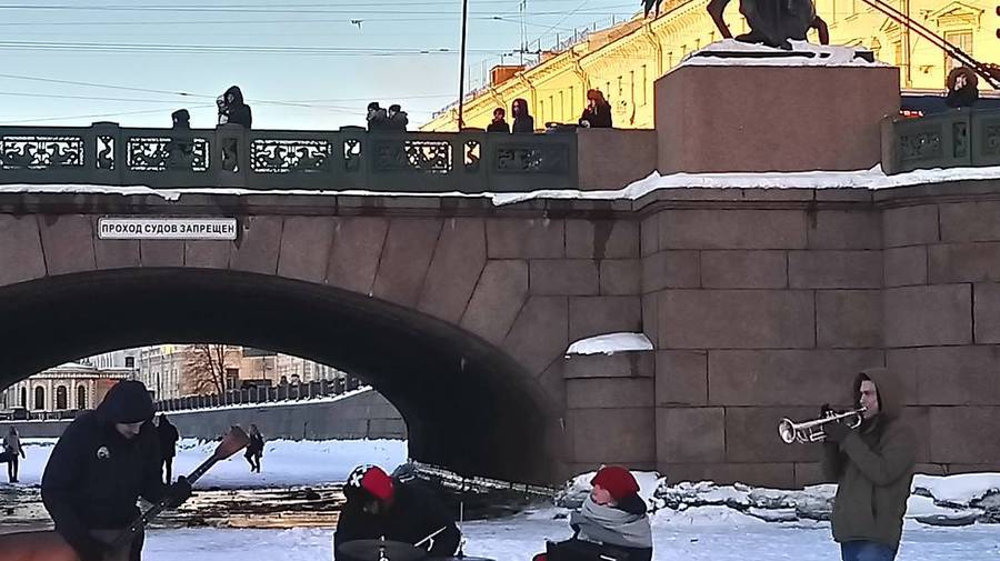 Уличные музыканты устроили концерт на замёрзшей Фонтанке