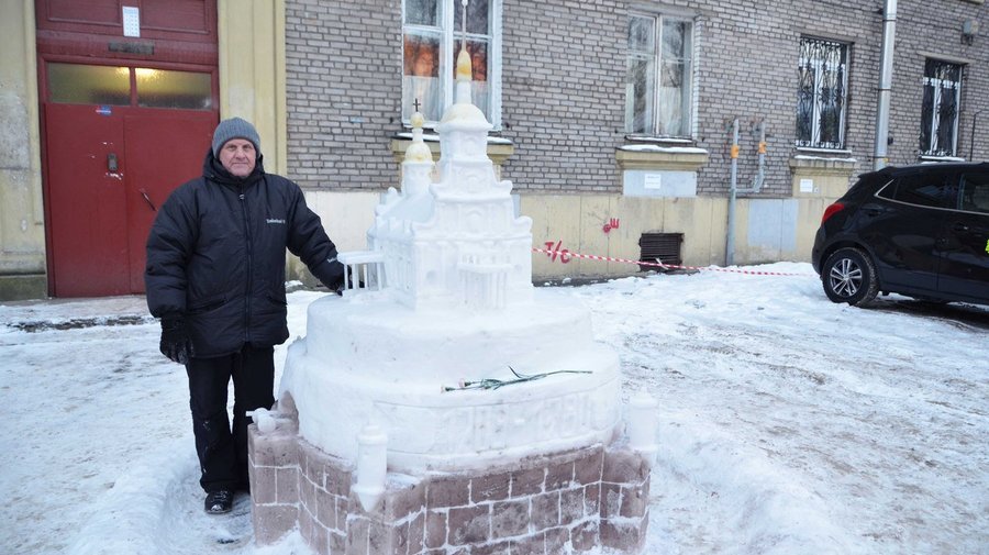 Петербургский пенсионер каждую зиму строит копии достопримечательностей из снега