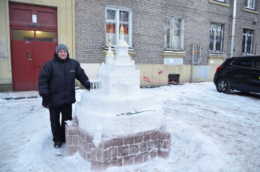 Петербургский пенсионер каждую зиму строит копии достопримечательностей из снега
