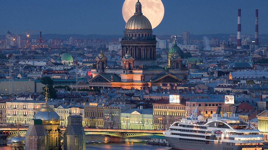 В январе над Петербургом взойдет гигантская луна