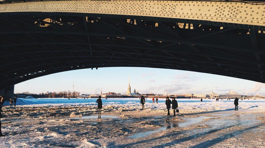 Чтобы петербуржцы не гуляли по Неве, по ней пустили ледокол 