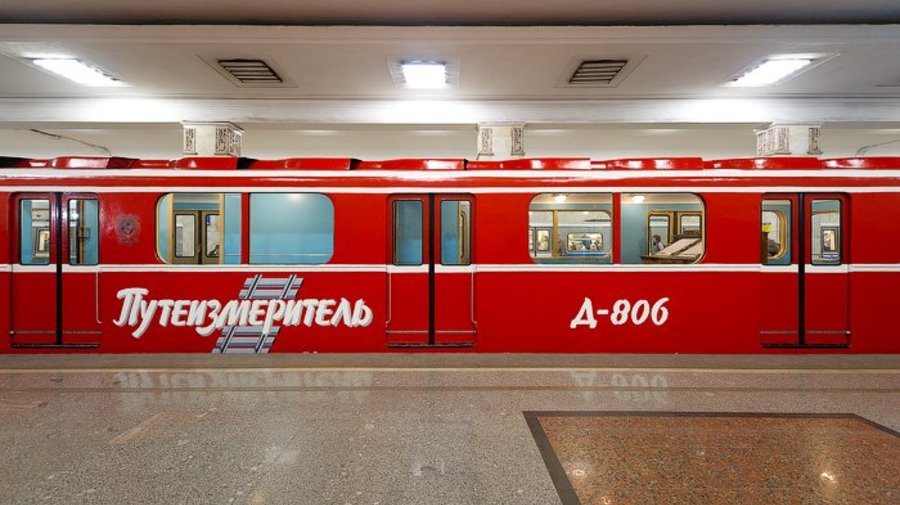 В петербургском метро есть «невидимые» поезда, которые ходят только ночью