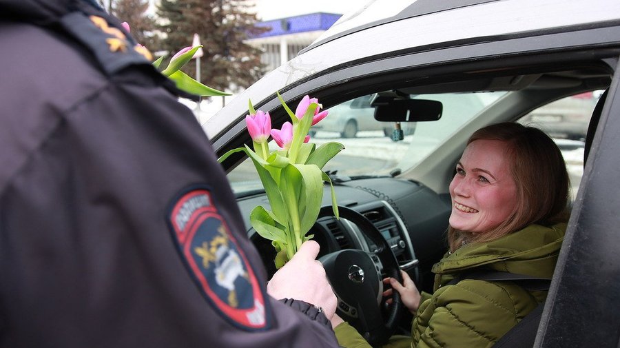 В канун 8 Марта петербургские сотрудники ДПС подарят автоледи цветы