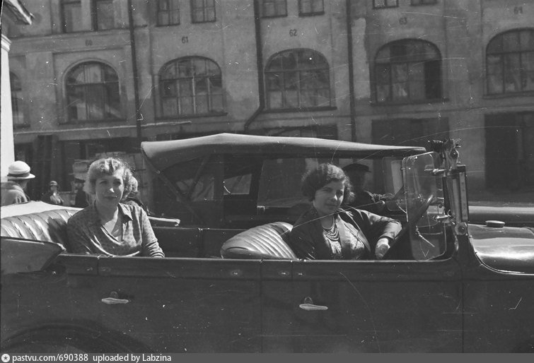 Софья Хенкина с подругой в авто, 1930–1935 годы, из архива братьев Хенкиных 