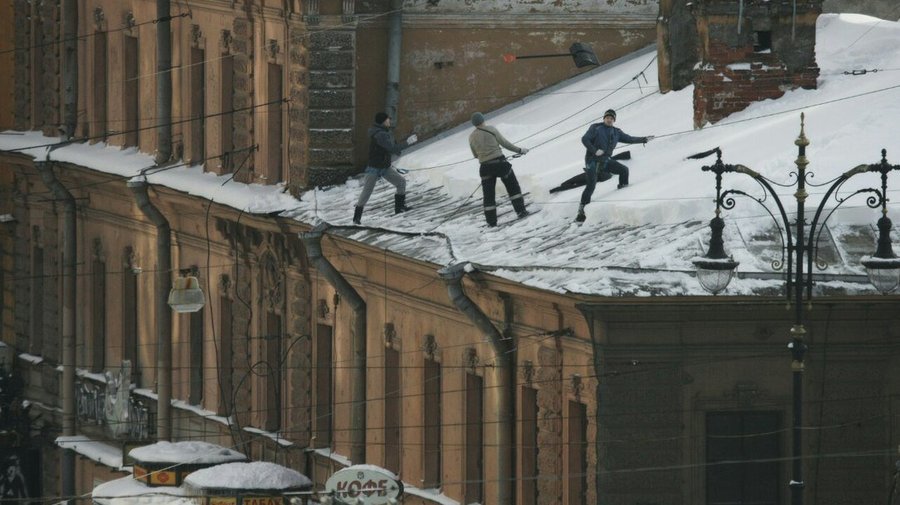 Руферы помогут Смольному бороться с «сосулями»