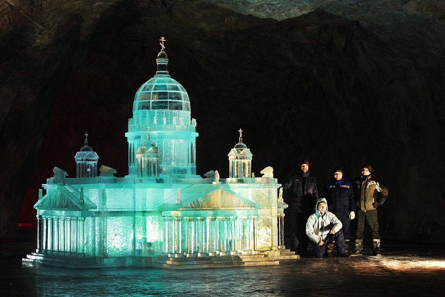 Петербуржцы каждый год строят копии достопримечательностей изо льда в пещере