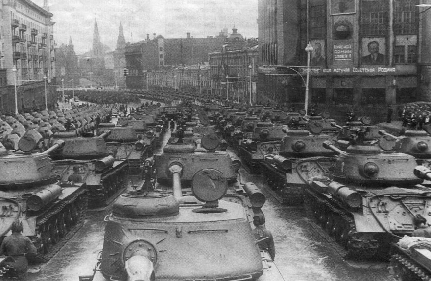 Парад танков в день полного снятия блокады Ленинграда