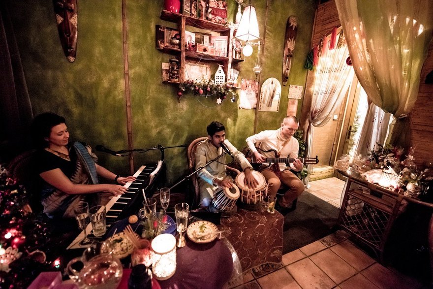 Кафе санкт петербурга с живой музыкой. Кашмир ресторан СПБ. Бар с живой музыкой. Свинг кафе. Рестораны и бары с живой музыкой.