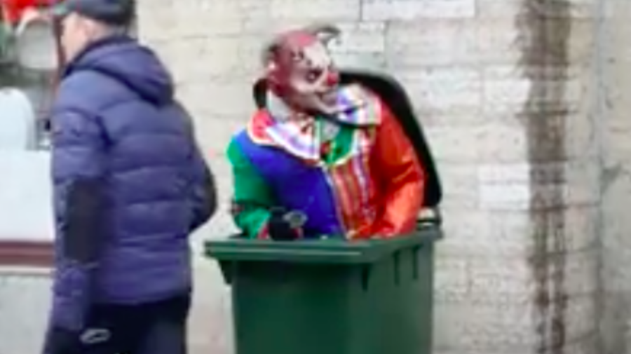 В Петербурге человек в костюме страшного клоуна пытался испугать прохожих, но они его не замечали
