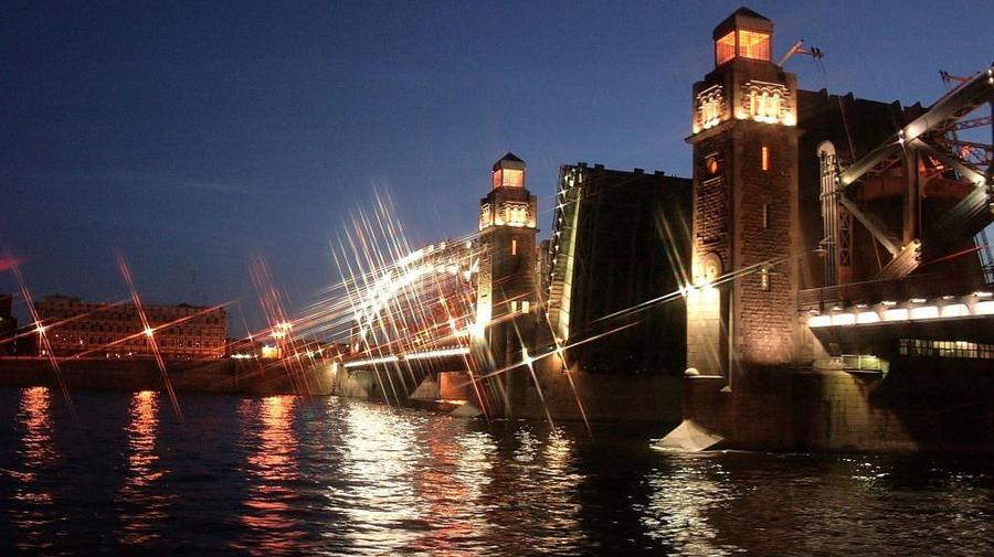 Несмотря на морозы в Петербурге продолжат разводить мосты