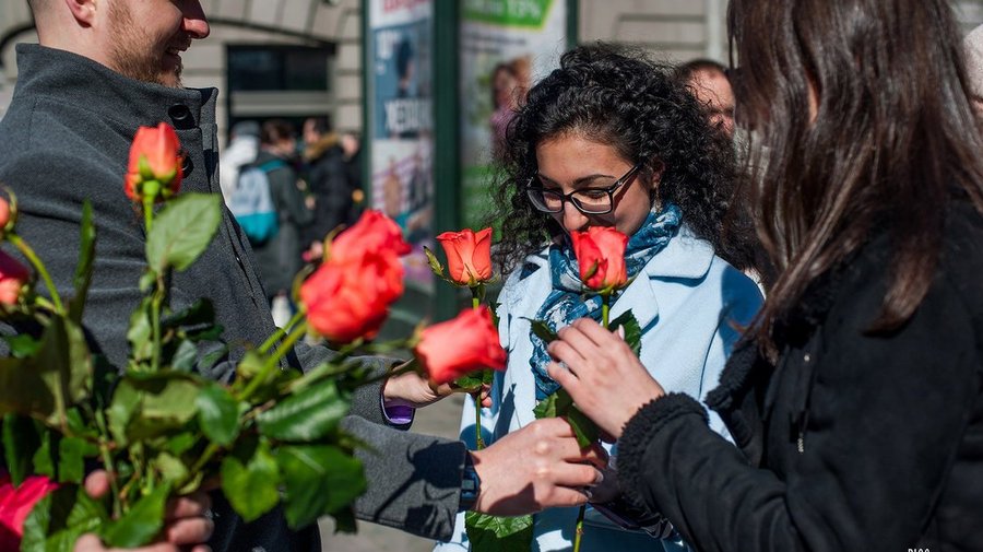 Фото дня: на «Петроградской» весенним солнечным днём девушкам дарили розы