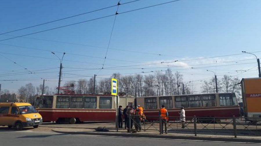 В Петербурге трамвай начал рассыпаться на ходу и сошёл с рельсов 