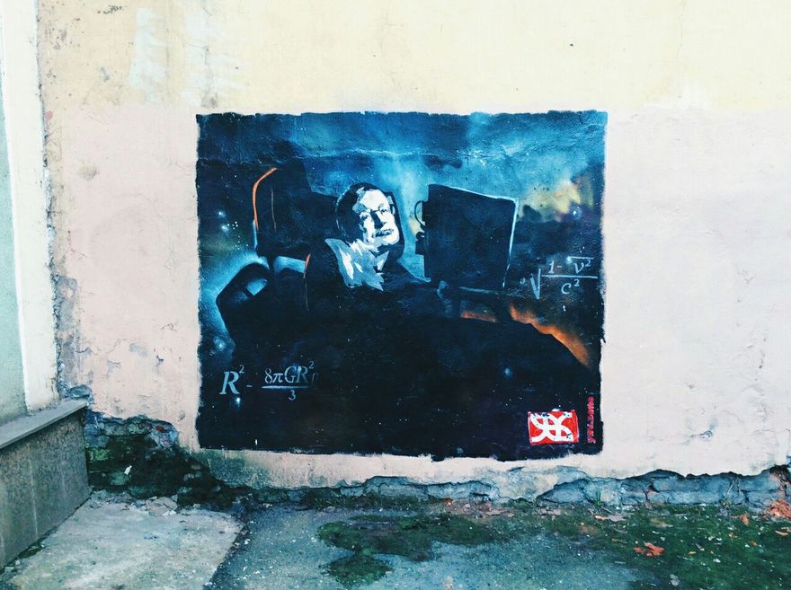 В Петербурге нарисовали граффити со Стивеном Хокингом ко Дню космонавтики 