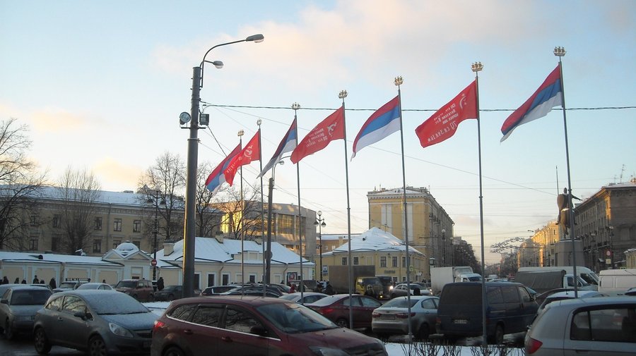 На площади Александра Невского повесили перевернутые российские флаги и советские знамена