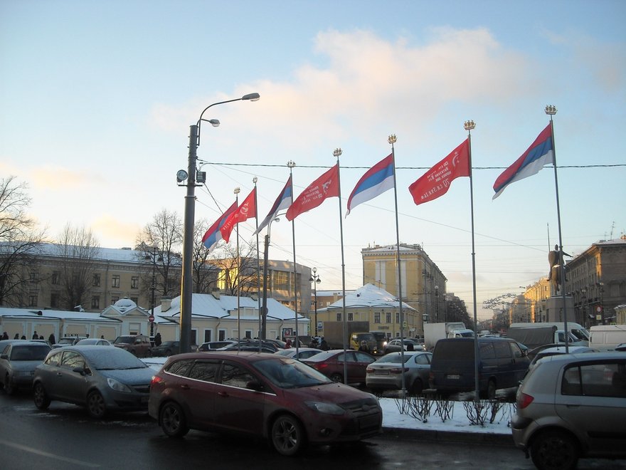 На площади Александра Невского повесили перевернутые российские флаги и ...