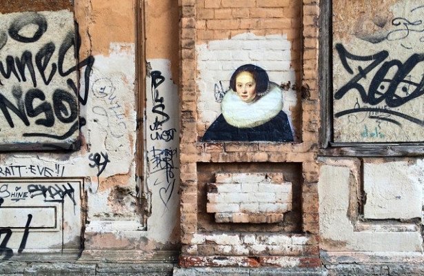 Репродукция портрета из Эрмитажа появилась на стене дома в Петербурге