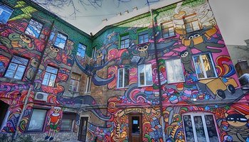Самые необычные дворы с граффити в Петербурге