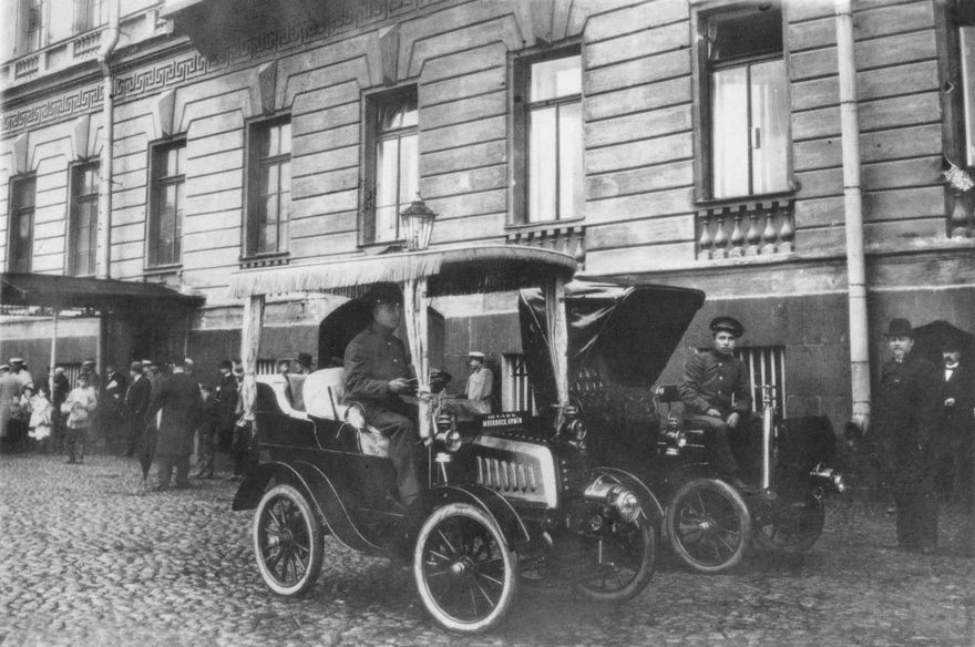 Первые таксомоторы на улицах Петербурга. 1909 год. Фото: К. Булла