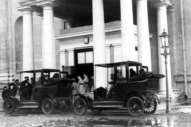 Петербургские таксомоторы французской фирмы Charron. 1913 год
