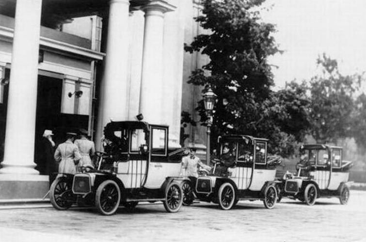 «Белые таксомоторы» — французские машины Panhard-Levassor. 1912 год