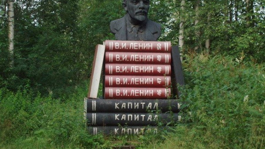 Ленин на книгах