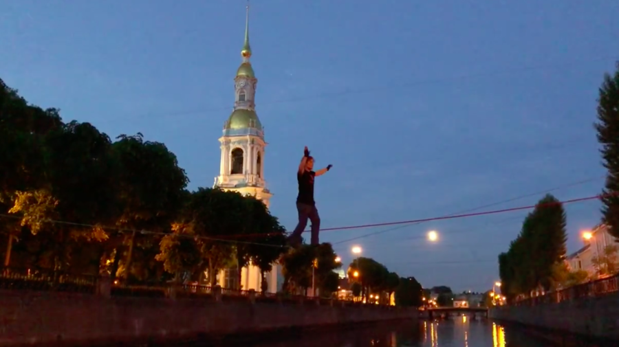 Петербуржец перешёл по тросу Крюков канал