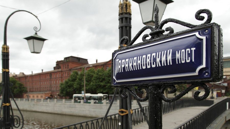 Петербургский художник заменил пластиковые указатели с названиями мостов на керамические таблички в старом стиле 