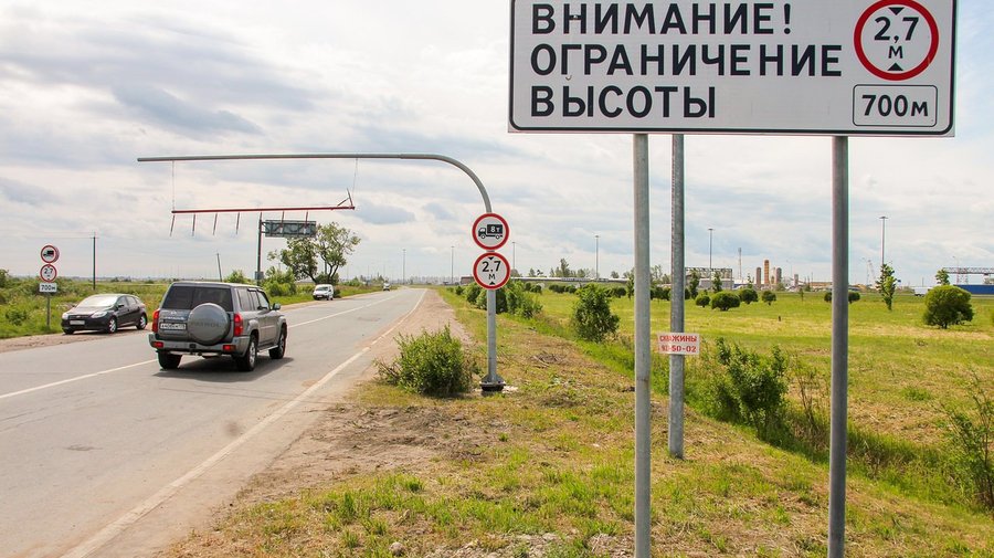 Перед «Мостом глупости» установили планку-ограничитель и «лежачий полицейский» 