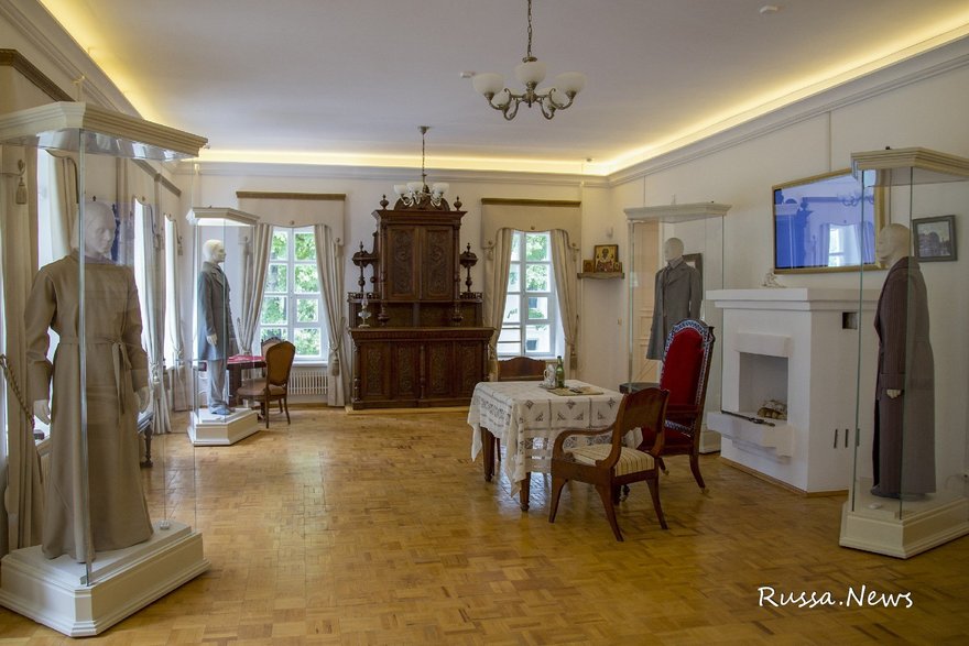 Дом братьев карамазовых в старой руссе. Музей романа братья карамазовы старая русса. Старая русса новгородская область музей братьев карамазовых. Музей карамазовых старая русса. Музей карамазовых старая русса.