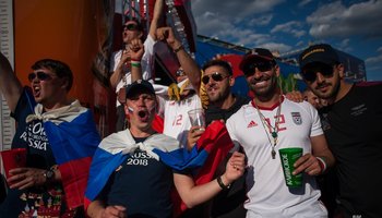 Фоторепортаж: болельщики смотрят матч Россия — Саудовская Аравия в фан-зоне