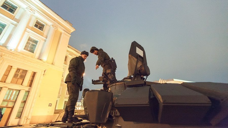 На Дворцовую прибыла военная техника
