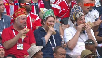 Знаменитых болельщиков в кокошниках с матча Испания – Россия пригласили  на 1/4 финала