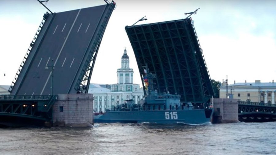 Военные корабли будут репетировать парад ко Дню ВМФ под разведёнными мостами