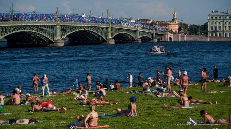 В Петербурге продолжает стоять жаркая погода